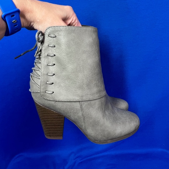 NWOT |•JGOODS•| Grey Ankle Boots Lace Up Back Size 8 - Picture 1 of 10